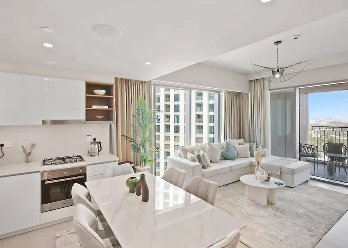 Luxurious 2-Br In Downtown Dubai